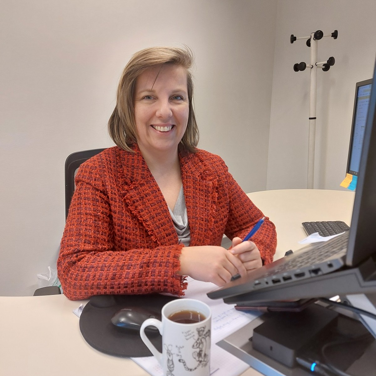 foto van collega Vanessa zittend aan haar bureau - photo de notre collègue Vanessa assise à son bureau